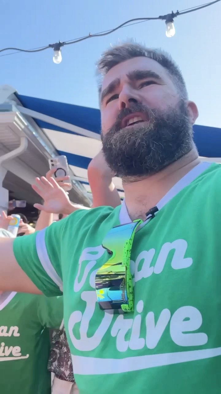 Kicking off the Team 62 fundraiser in Sea Isle City!

@eaglesautism | #FlyEagles...