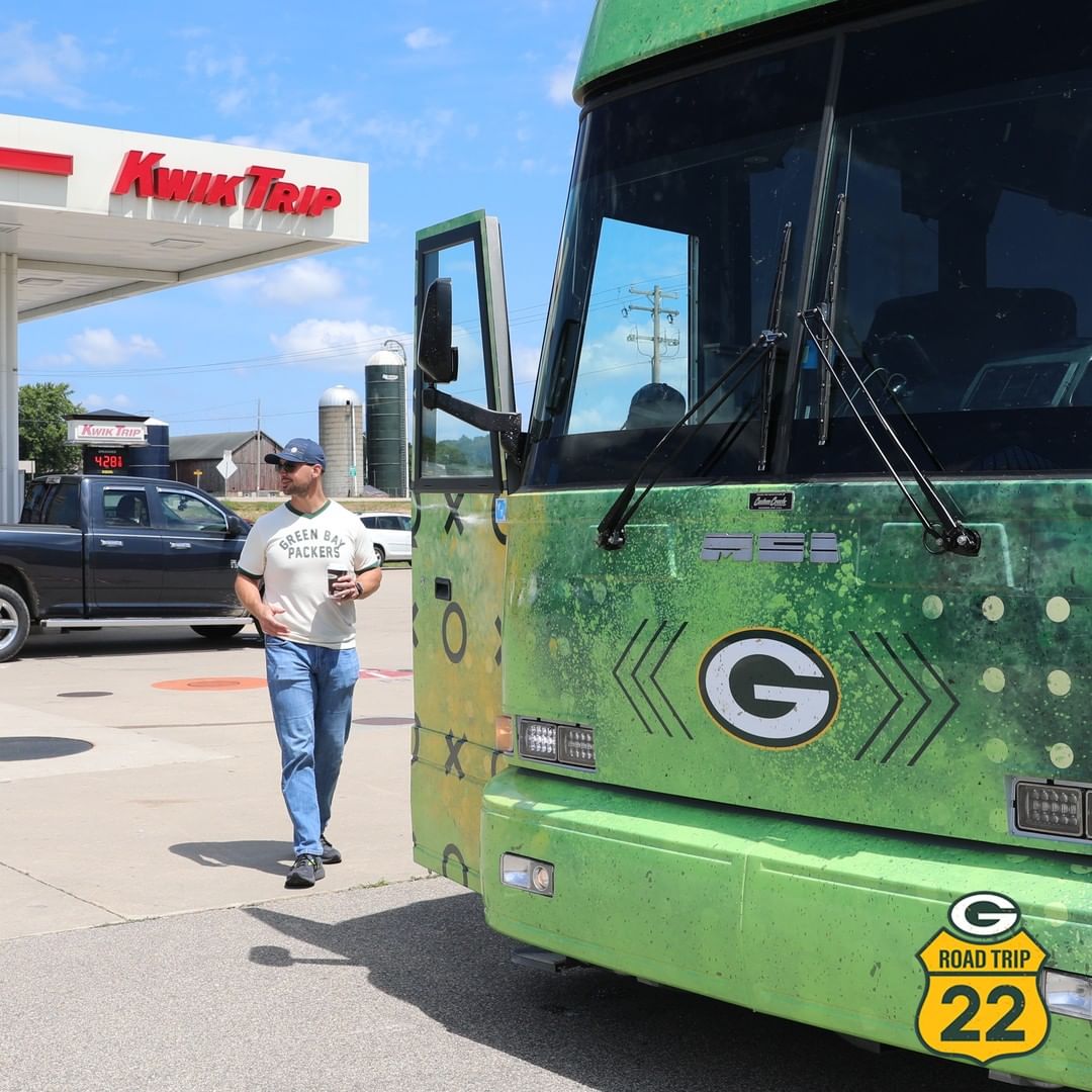 It's not a #PackerRoadTrip without a stop at @kwiktrip! Fans were surprised with...