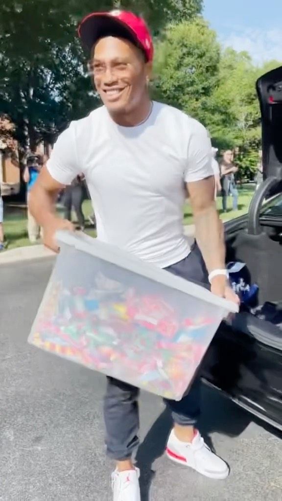 Talk about a sweet tooth @idjmoore  (via @panthers)

: Back Together Saturday re...