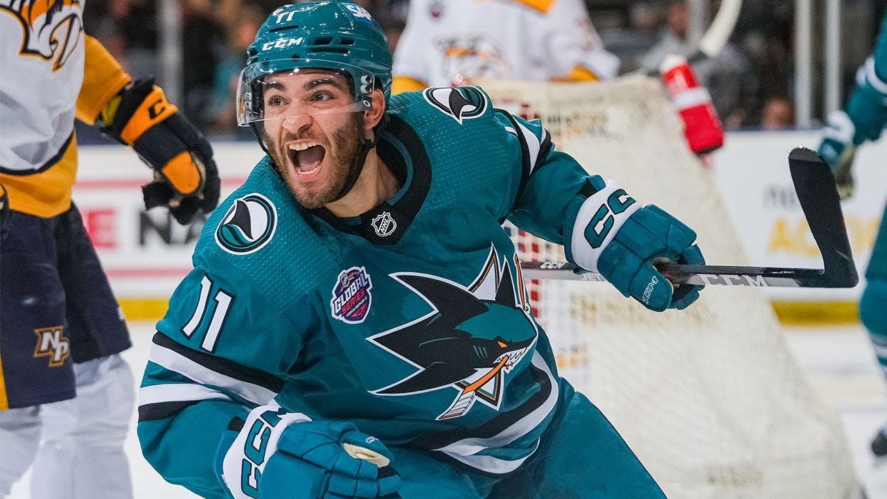 Kunin puts the Sharks up 1-0 on the power play