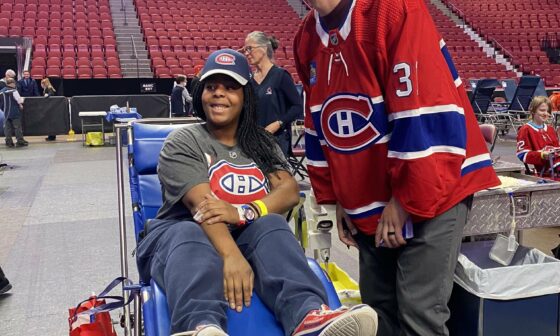 Carey Price is at the Bell Centre signing autographs and taking pictures with fans who came to give blood (FR)
