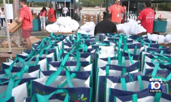 Members of Miami Dolphins, Miami Heat hold Thanksgiving meal giveaways