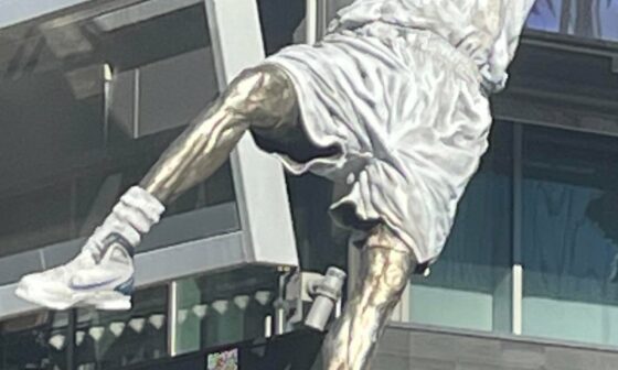 Dirk’s statue!