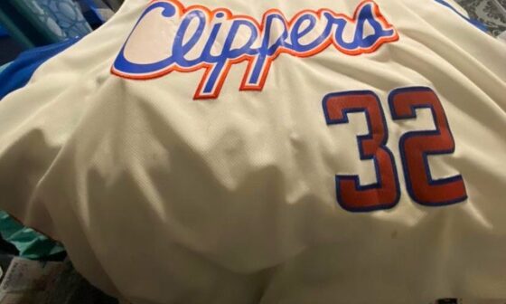 Anybody interested in this 3XL Clippers jersey blake griffin .. I’m pretty it’s a fake but I’ll take any offer since I gotta pay my medical bills from gallbladder surgery