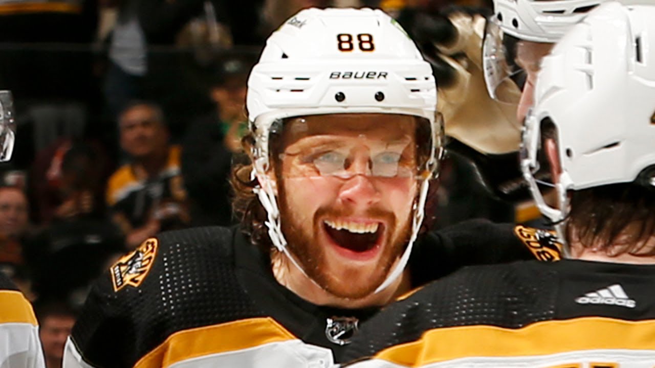 Pastrnak scores twice in 17 seconds for hat trick 🍝🎩