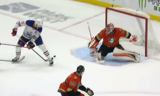 Draisaitl with between-the-legs deflection!