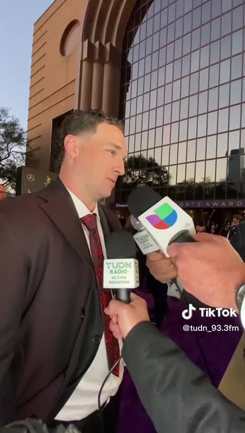Alex Bregman speaking to the latin media in Spanish