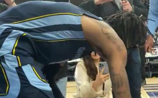 [Highlight] Ja Morant fails to be humbled. Forces child after game to watch him sign his own shoes, then demands the young man takes them. Child is inconsolable.
