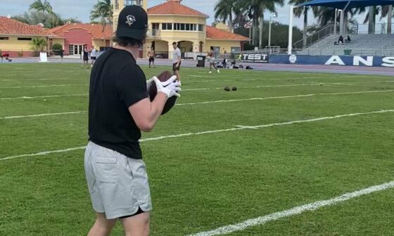 [Racioppi] Pittsburgh Steelers QB Kenny Pickett working Hank Drill playing inside/out or holding FS/LB on drop. Vertical drop on plant sliding back foot/hip stacked to a reset to make a straight, balanced throw with consistent sequence. Back to work with KP for entire offseason. Grinder!!…