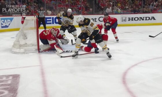 Pastrnak with ridiculous BETWEEN-THE-LEGS goal