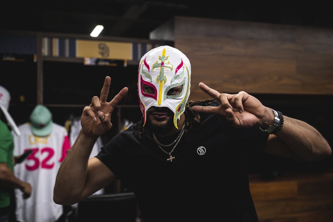Rey Mysterio gifts Padres custom Lucha Libre masks 🔥🔥🔥