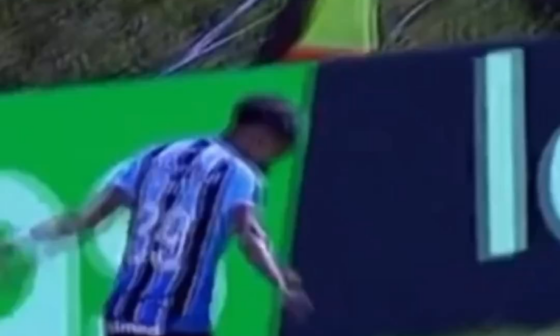 Grêmio player Bitello doing the Ja Morant dance and Luis Suarez's son imitating him