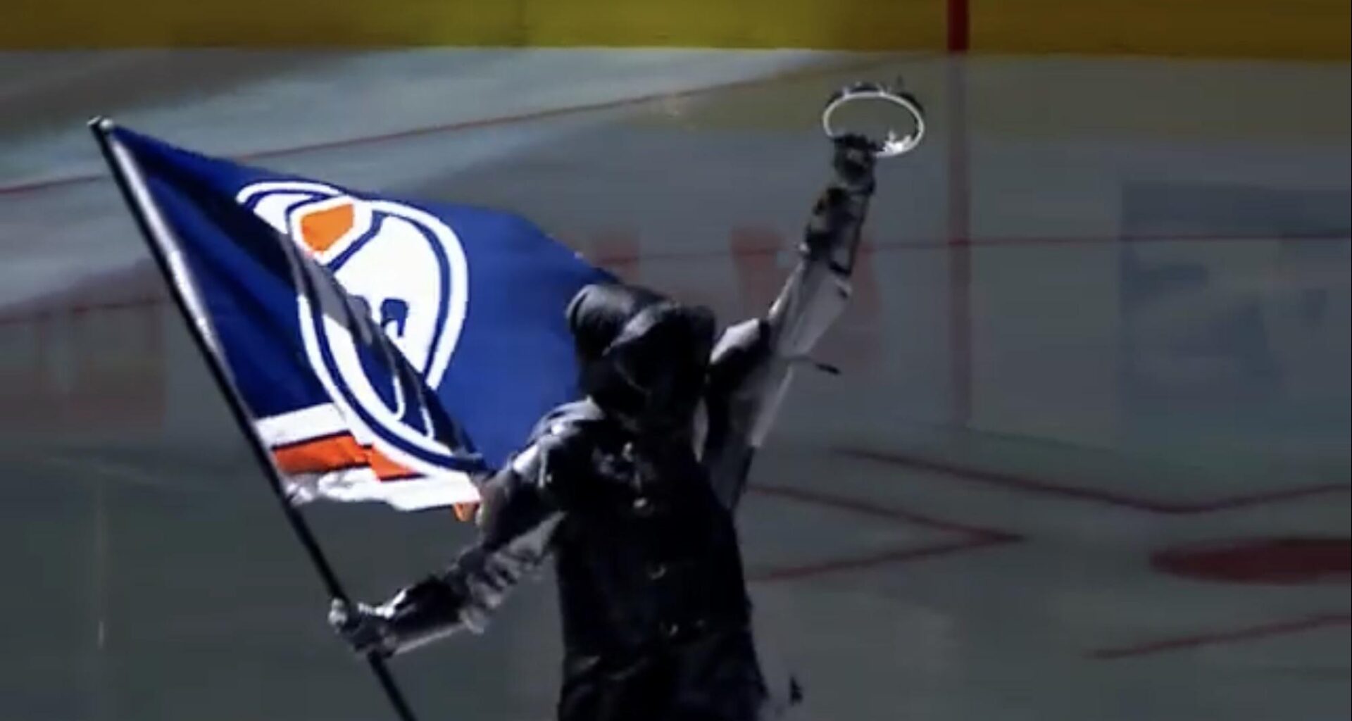 Fun detail when the Edmonton Invader came out during the Golden Knights Pregame show he was carrying a King’s Crown with him.