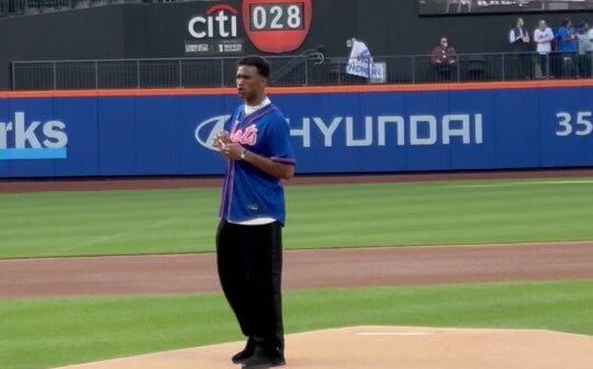 [SNY] Garrett Wilson throws out the first pitch to Brett Baty! ⚾️ (Baty and Wilson were friends/teammates in HS, he was the Mets 12th overall pick a few years ago and made his debut last season)