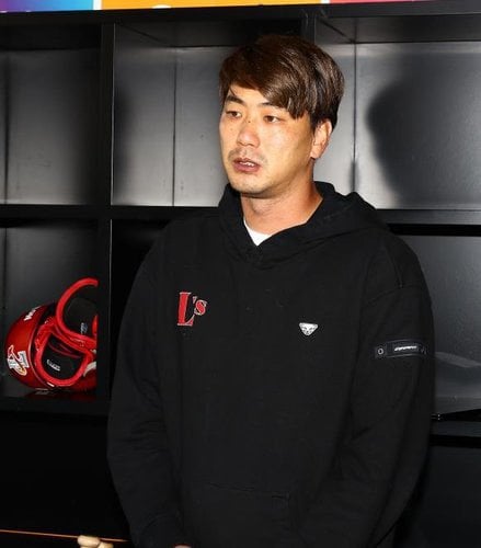 Former Cardinal Kim Kwang-hyun has been temporarily removed from the SGG Landers big league active roster. Many Korean WBC players are receiving penalties for drinking prior to the tournament.