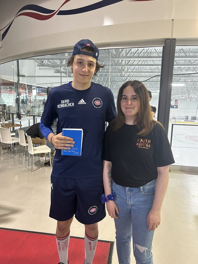 It worked out guys! ❤️ I gave the book of comments to David Reinbacher, he kept saying "WOW!" By looking at the comments, he was really happy, thank you to EVERYONE ❤️🫶🏻 #GoHabsGo