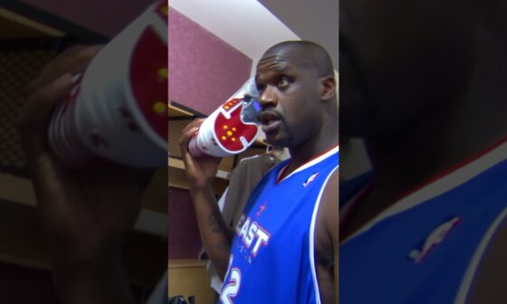 “Flash Right Here!” 📞Shaq shows off his “shoe phone” to Dwayne Wade at the 2005 ASG! 🤣| #Shorts