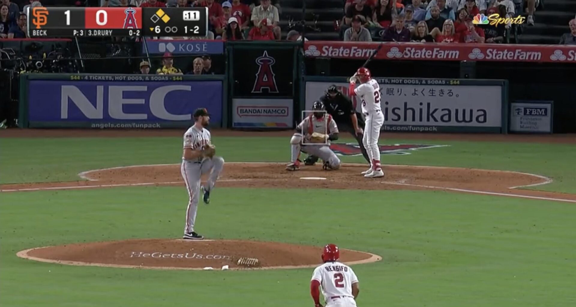 Anyone else catch the Giants legend hanging out behind home plate last night?