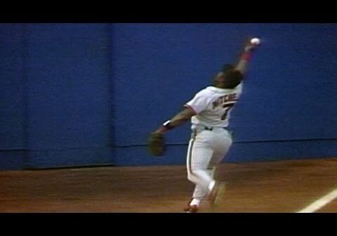 Kevin Mitchell's backhanded over the head catch from 1989