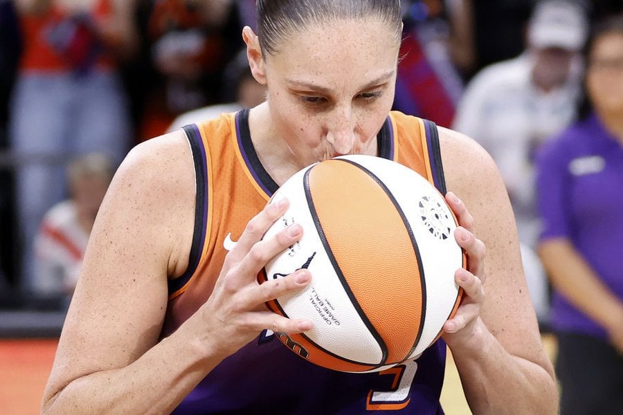 WNBA star and 2x Finals MVP Diana Taurasi of the Phoenix Mercury became the first player in the league to Score 10,000 career points