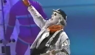 The Mighty Ducks and Senators used theatrical production and professional on-ice entertainment to introduce themselves to the league. It's too bad more 90s expansion teams didn't do the same and really go for it. Inaugural home openers don't come around every day.