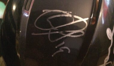 Can anyone help me identify these autos? I believe 1 is D Gilmour, and the other 2 are likely Blackhawks. Be gentle Im new...2nd post. 1st was removed.