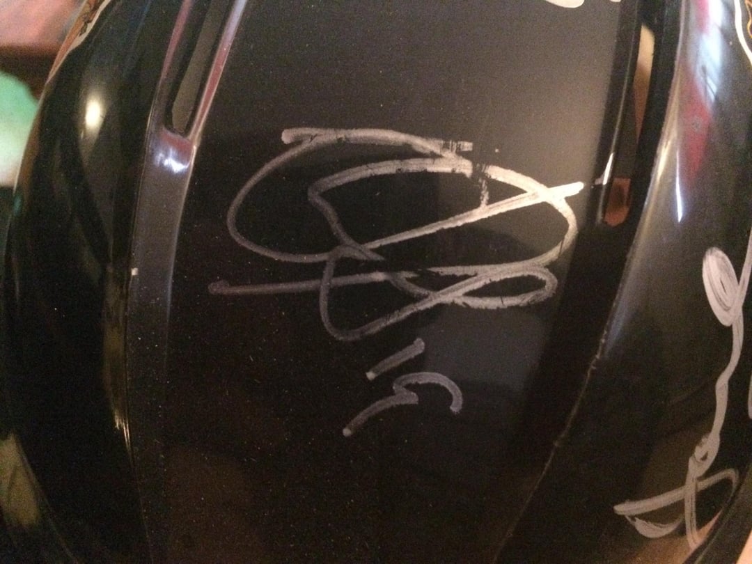 Can anyone help me identify these autos? I believe 1 is D Gilmour, and the other 2 are likely Blackhawks. Be gentle Im new...2nd post. 1st was removed.