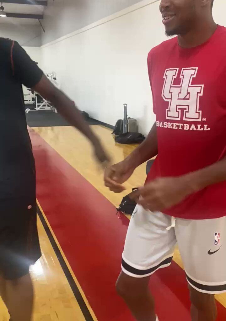 [Houston Men's Hoops] Giannis Antetokounmpo @Giannis_An34 putting in work with @UHouston GREAT Hakeem Olajuwon @DR34M