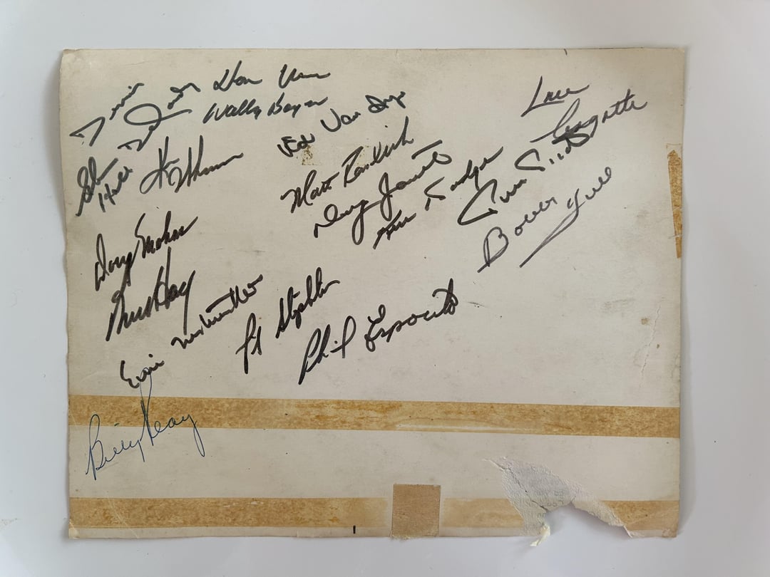 Looking for help identify Hawks autograph