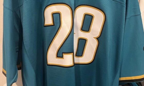 Can someone confirm if this Mitchell and Ness jersey is real or fake?? Jaguars legacy 1998 Fred Taylor