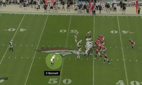 3rd & 1, rookie CB Jakorian Bennett makes an impressive open field tackle for no gain. Hobbs jumps inside forcing RB to bounce outside.