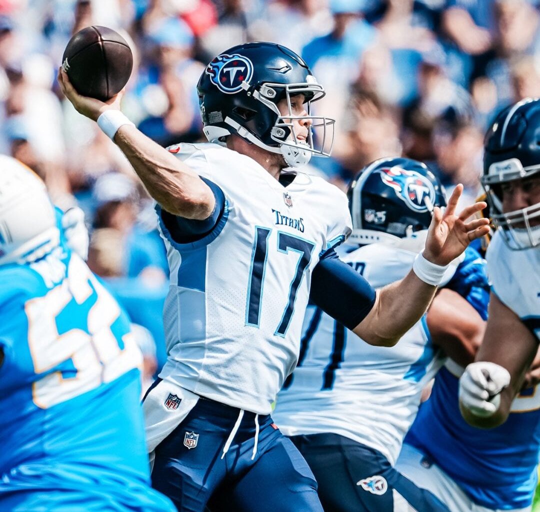 [PFF TEN] Ryan Tannehill in the 4Q/OT vs the Chargers ⚔️ 7/7 ⚔️ 94 yards ⚔️ 1 TD ⚔️ 158.3 passer rating (📸 @Titans)