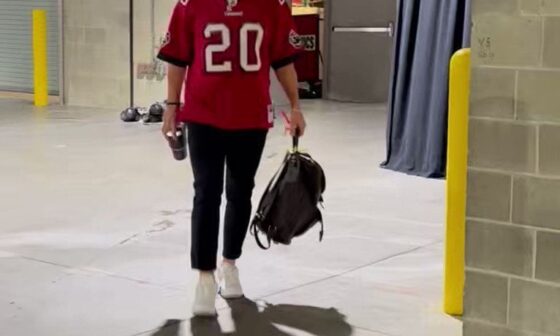 [Official] Baker arrived to the game in a @rondebarber jersey 🔥