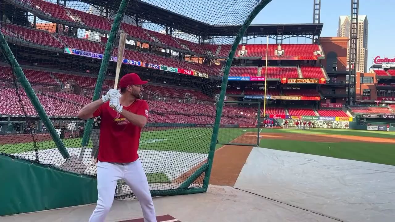[Cardinals] 🚨 THIS IS NOT A DRILL! ADAM WAINWRIGHT JUST WENT DEEP DURING BP! 🚨