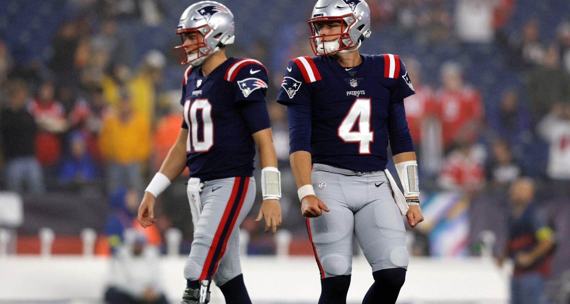 [Pelissero] The #Patriots are signing QB Bailey Zappe to the 53-man roster, per source. So after two weeks of drama, it appears New England is back to the original depth chart and Zappe will back up Mac Jones on Sunday vs. the #Eagles.