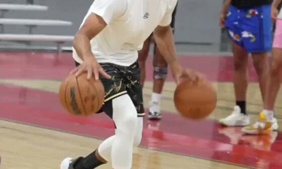 [ClutchPoints] Steph Curry hosted a minicamp in Vegas with several current and former NBA players including Trae Young, OG Anunoby, Seth Curry, and others 💪