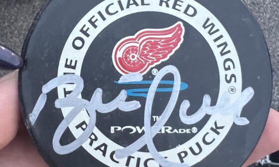 Red wings puck, Who’s autograph is this?