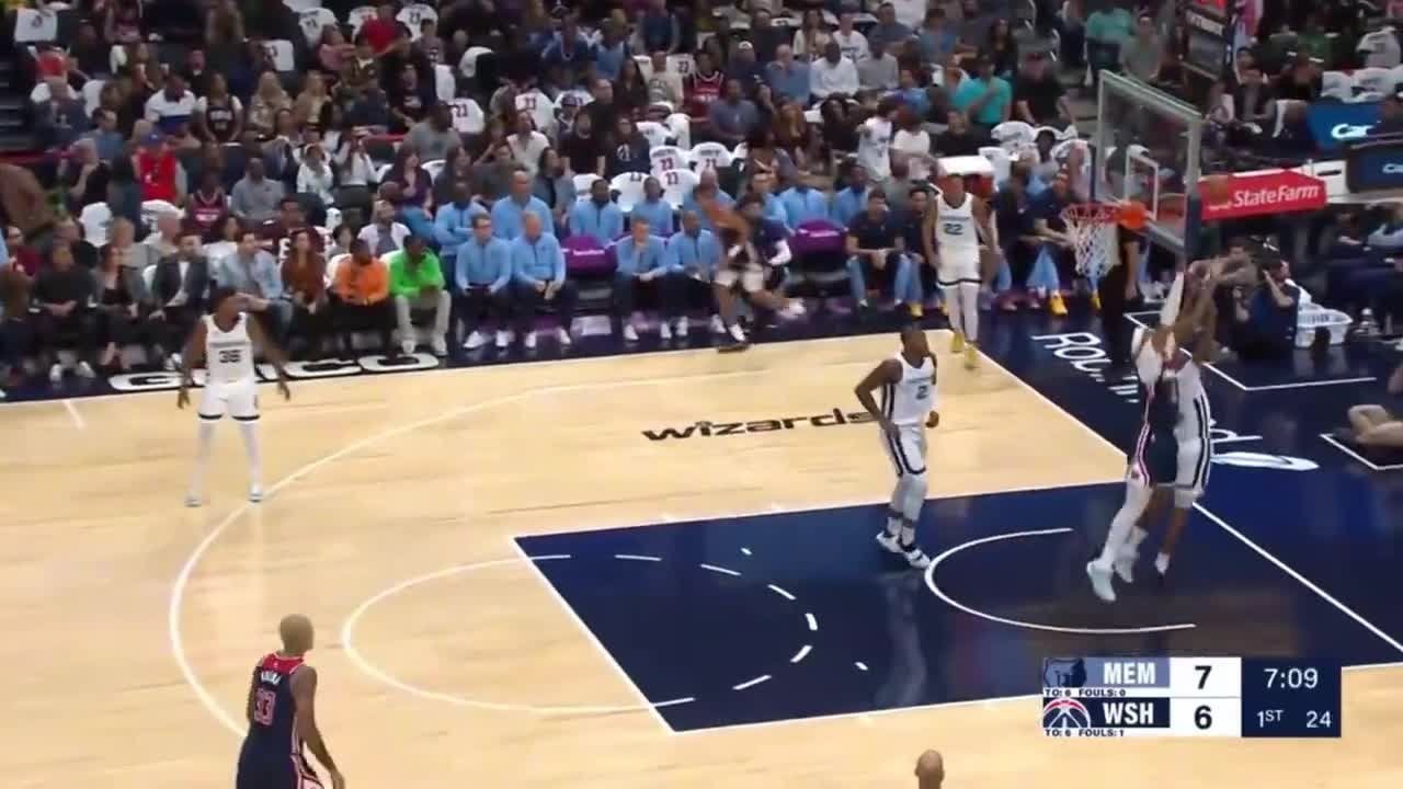 [Highlight] Jordan Poole attempts and misses a Steph Curry no-look three