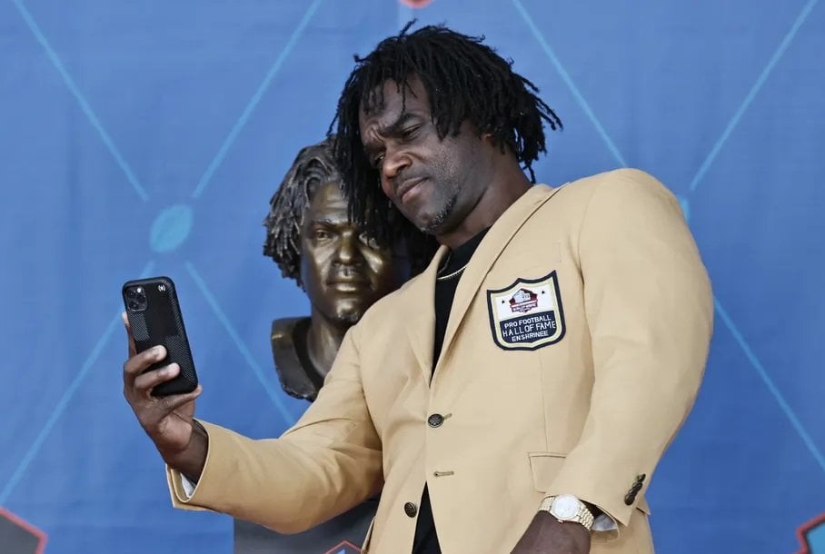 Edgerrin James Spotted Driving in His Car With One Million in Cash