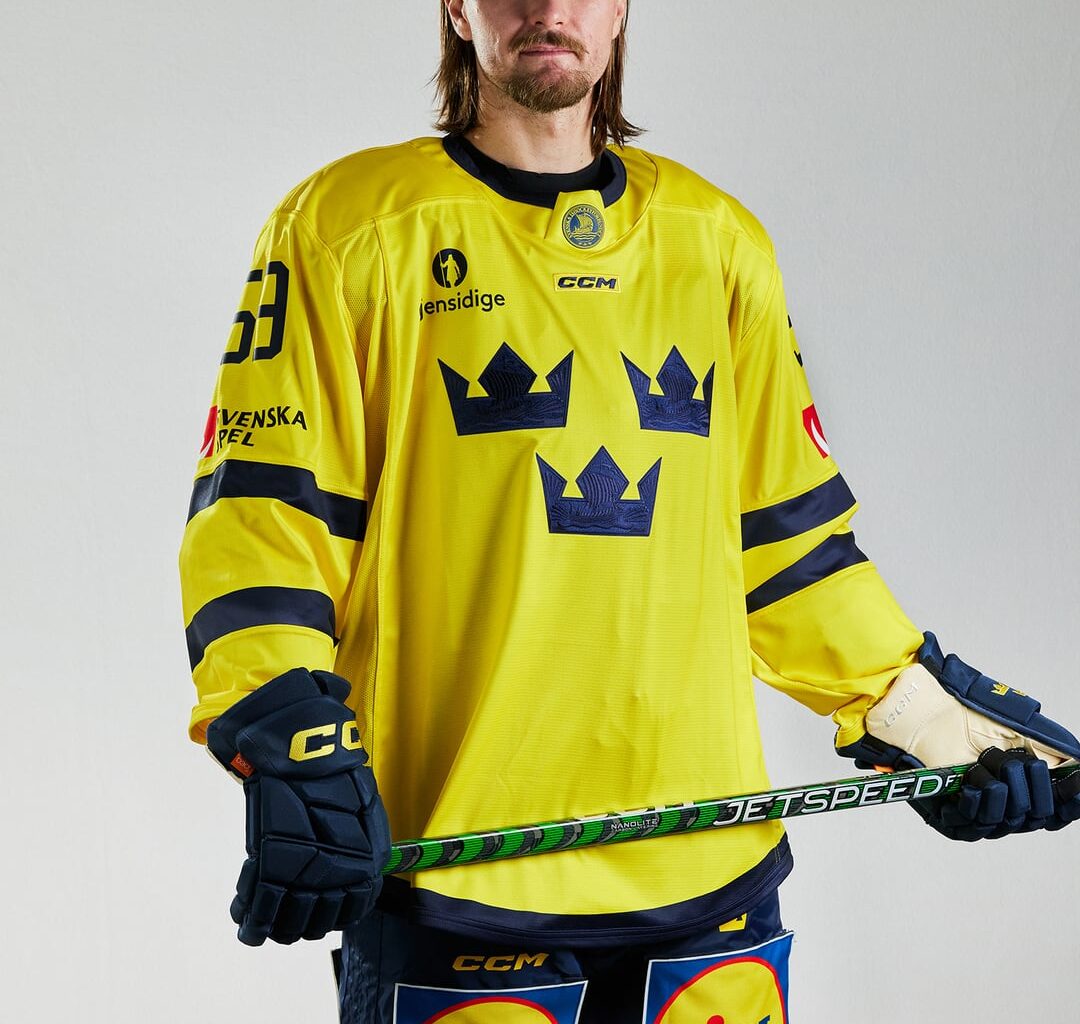 Team Sweden proudly presents a new CCM Home jersey. The yellow jersey features darker blue details and the swedish hockey federation logo has been moved from the chest to the collar similar to the NHL logo shield. Made in Czech Republic. How do you like it?
