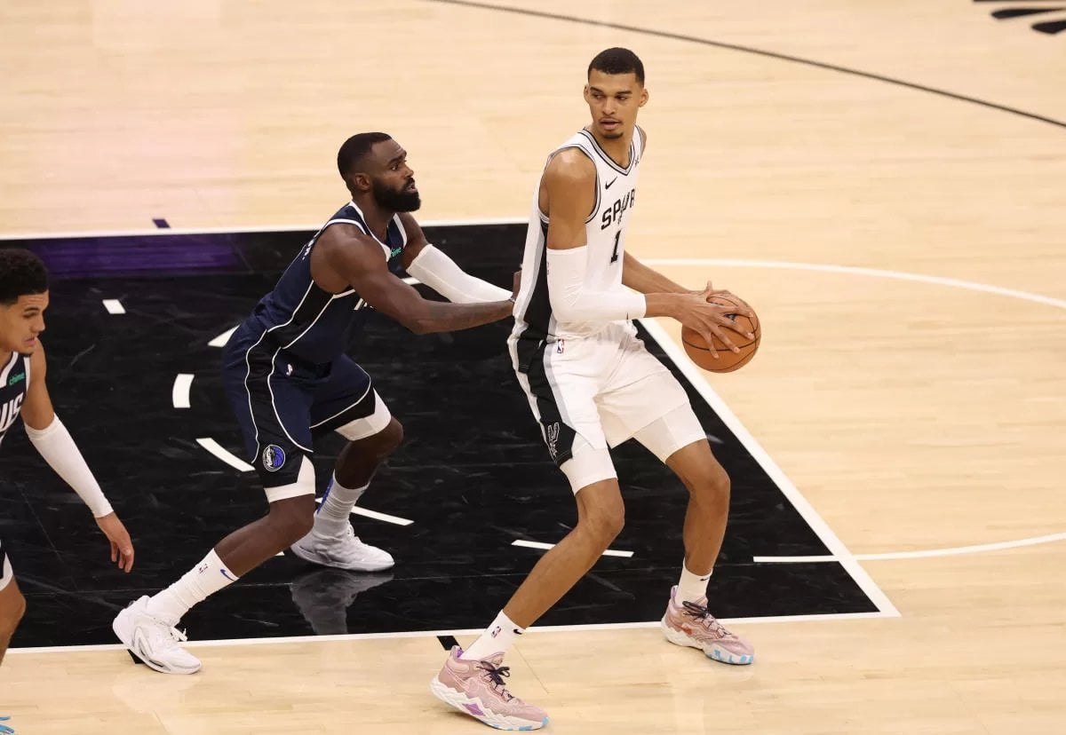 Victor Wembanyama's late surge after early foul trouble not enough to lift Spurs past Mavericks in NBA debut