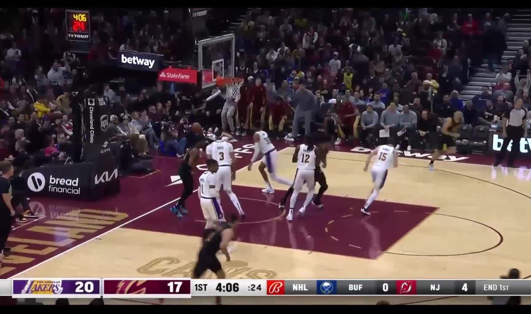 [Highlight] Donovan Mitchell with the monster dunk over Anthony Davids