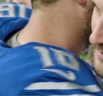 Kirk Cousins and Jared Goff share a moment after the Lions win the NFC North. Classy.