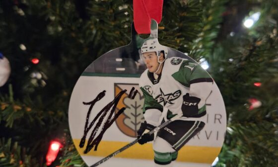 For the holidays the players got to bring their families to skate at the arena, do Santa pics, and have a good time. The players and their families made snow globes and they had ornaments they signed to sell for the Stars Foundation! We picked up Murray, Poirier, and Stankover signed merch!
