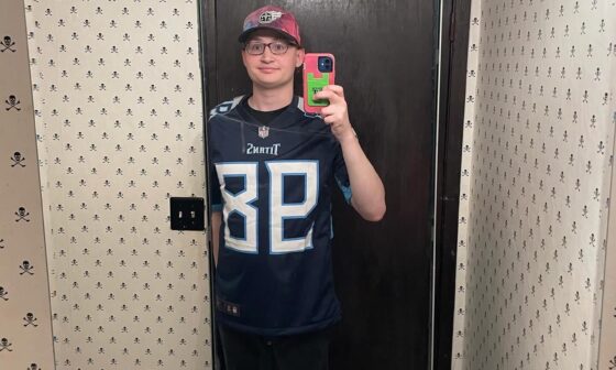 One of the best gifts a Titans fan can ask for: a Jeffery Simmons jersey! Happy holidays! ¡Chinga los Potros!
