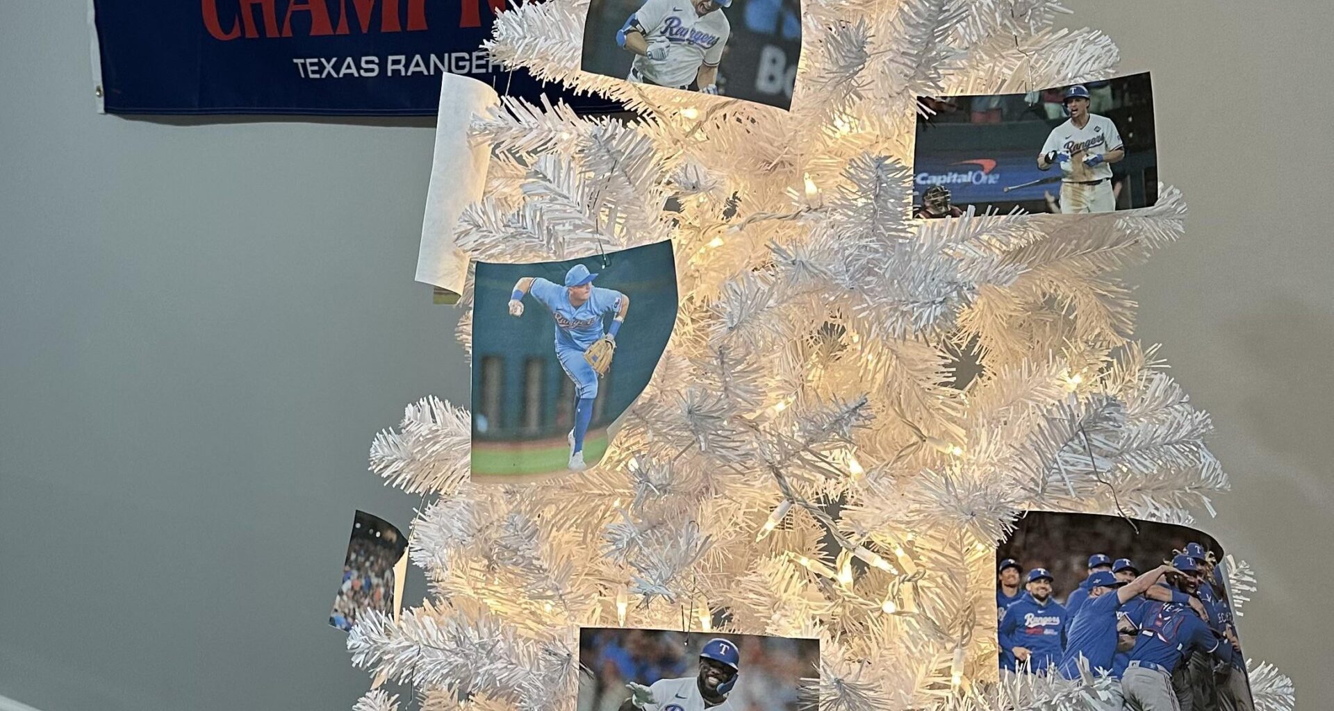 Decided to decorate the tree in all stars this year.