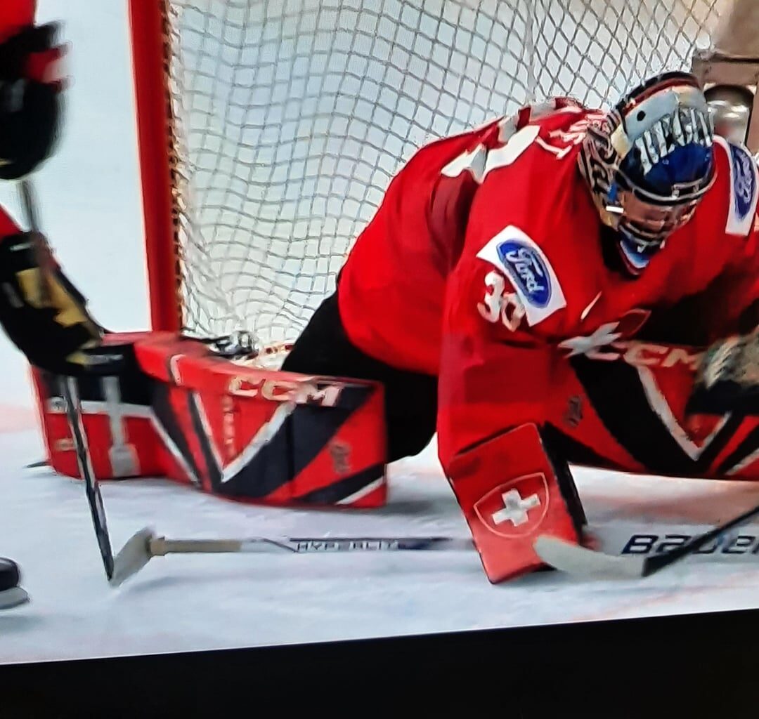 Ewan Huet, former NHLer Cristobal Huet's son, is currently playing for Switzerland in the World Junior Championship and is wearing custom made CCM Eflex pads made to look like 2007 RBK Premiers, the pads his father wore.