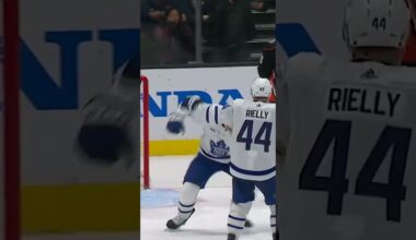 Tavares breaks through on the 50TH SHOT! 😱