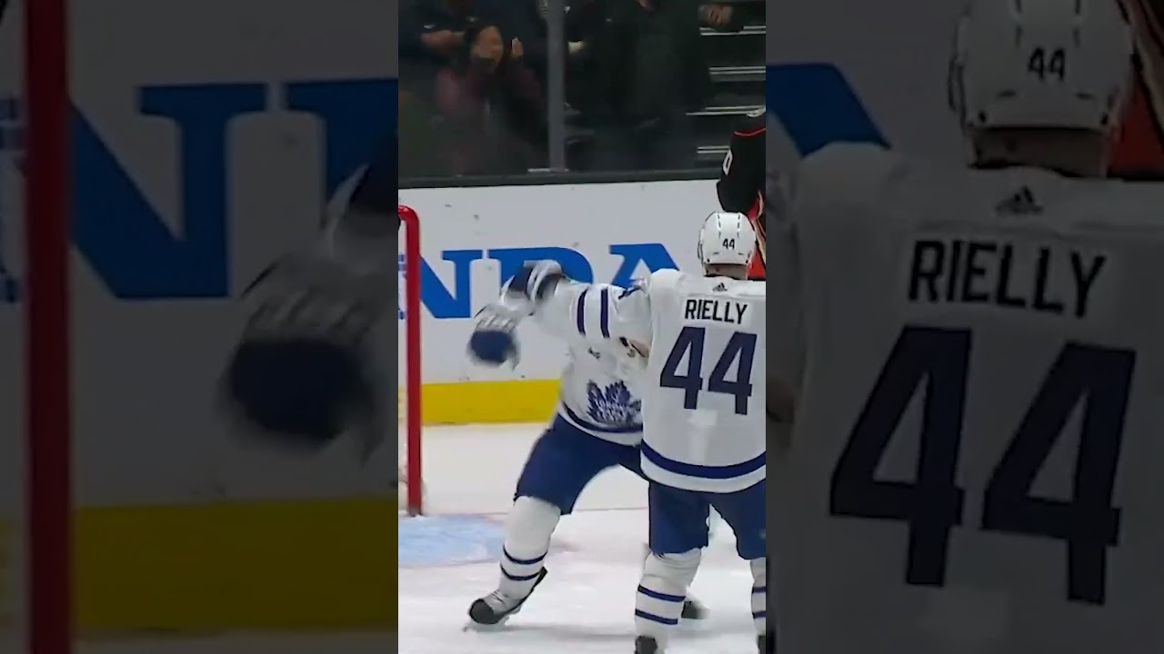 Tavares breaks through on the 50TH SHOT! 😱