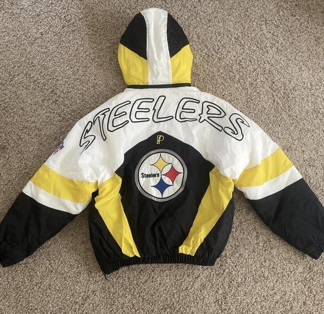 I bought this jacket off eBay it said it was XL (it is) but barely fits me.. if anyone has a 90s jacket they’d like to trade that’s too big on them it’s probably a Large or Medium men’s
